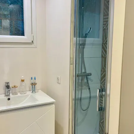 - 2 Suites, Air Conditioning, Beaches And Walk To Center