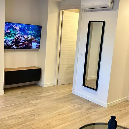 - 2 Suites, Air Conditioning, Beaches And Walk To Center