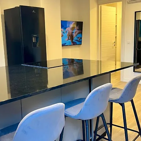 - 2 Suites, Air Conditioning, Beaches And Walk To Center Apartment
